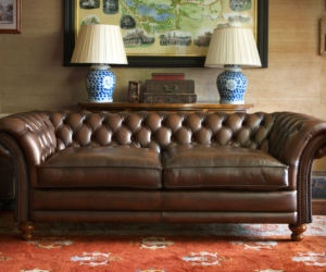 Sofa chesterfield z wywiniętymi podłokietnikami