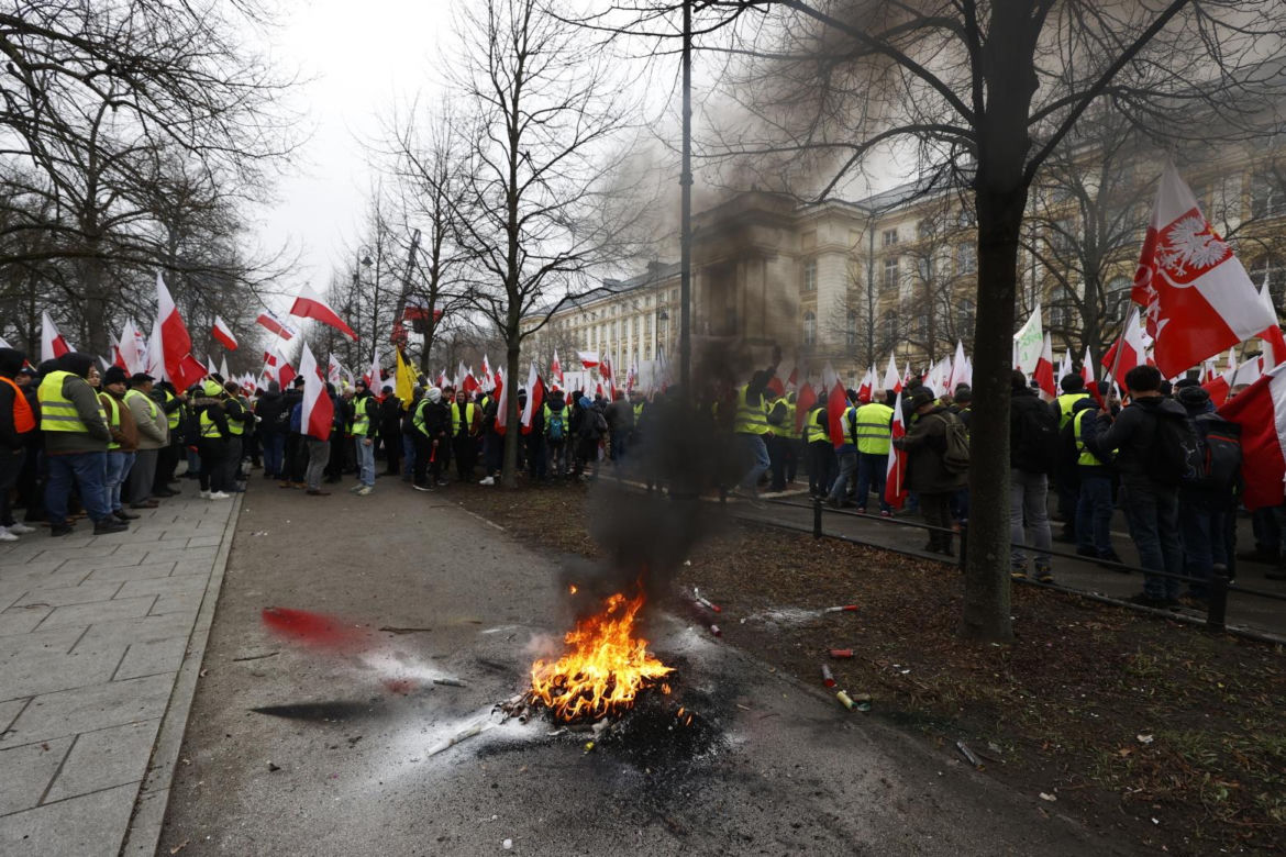 Niespokojny protest rolników w Warszawie. Służby obrzucone puszkami po piwie i petardami