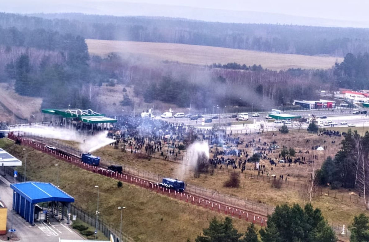 Kuźnica. Atak migrantów na przejście graniczne 16.11.2021
