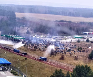 Kuźnica. Atak migrantów na przejście graniczne 16.11.2021
