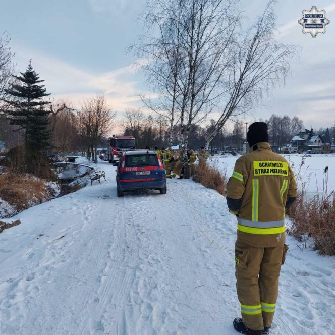 W Wodzisławiu zatonęło auto w jeziorze