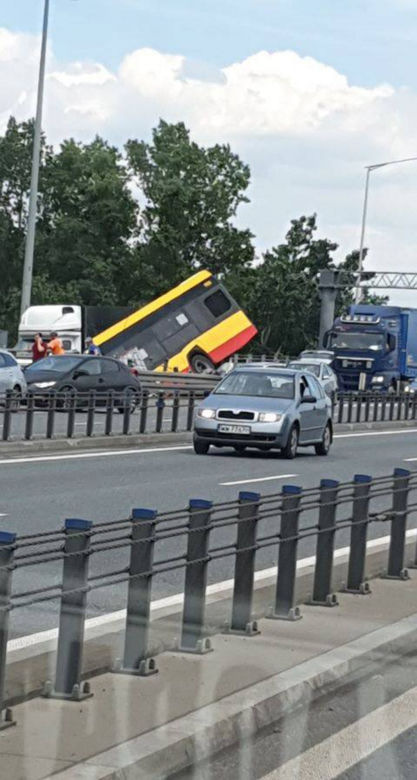 Autobus zawisł na moście Grota