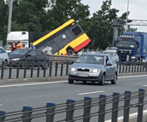 Autobus zawisł na moście Grota