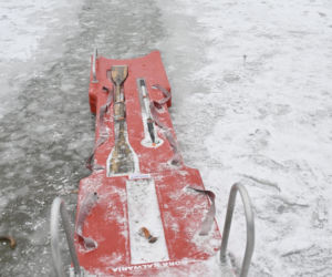 Gdy załamie się lód. Co robić, by uratować siebie lub kogoś, gdy wpadnie do wody?