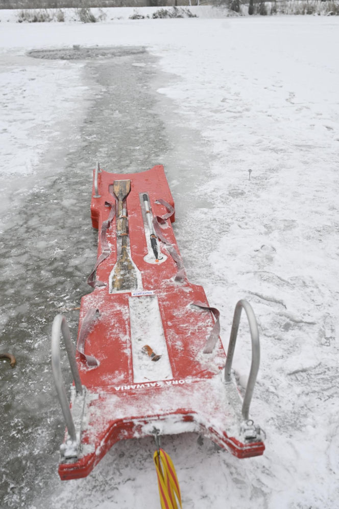 Gdy załamie się lód. Co robić, by uratować siebie lub kogoś, gdy wpadnie do wody?