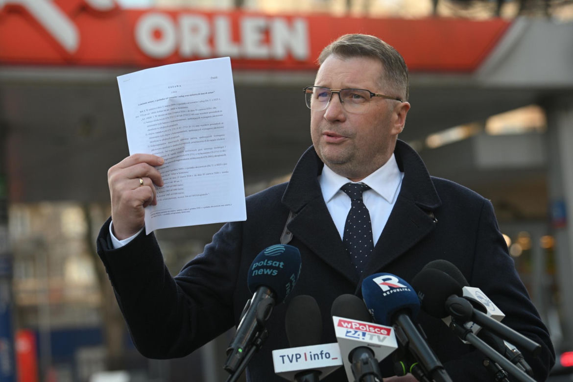 Konferencja Przemysława Czarnka na stacji paliw koncernu Orlen w Warszawie
