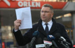 Konferencja Przemysława Czarnka na stacji paliw koncernu Orlen w Warszawie