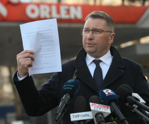 Konferencja Przemysława Czarnka na stacji paliw koncernu Orlen w Warszawie