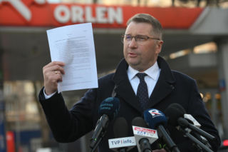 Konferencja Przemysława Czarnka na stacji paliw koncernu Orlen w Warszawie