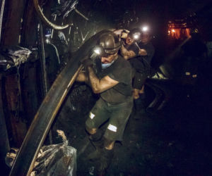 Podziemni gladiatorzy! Zobacz niezwykłe zdjęcia górników przy pracy w kopalni [ZDJĘCIA]