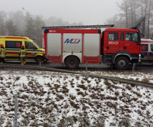 Wyleciał z drogi, huknął w bariery. Strażacy wycinali kierowcę na S8