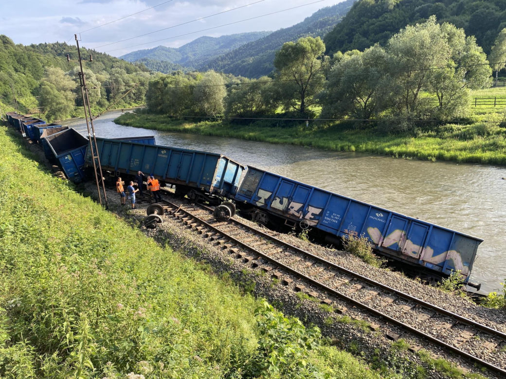 Pociąg wykoleił się i wpadł do rzeki! Groźny wypadek na torach
