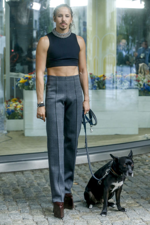 Najdziwniejsze stylizacje Michała Szpaka. Kocha buty na obcasach