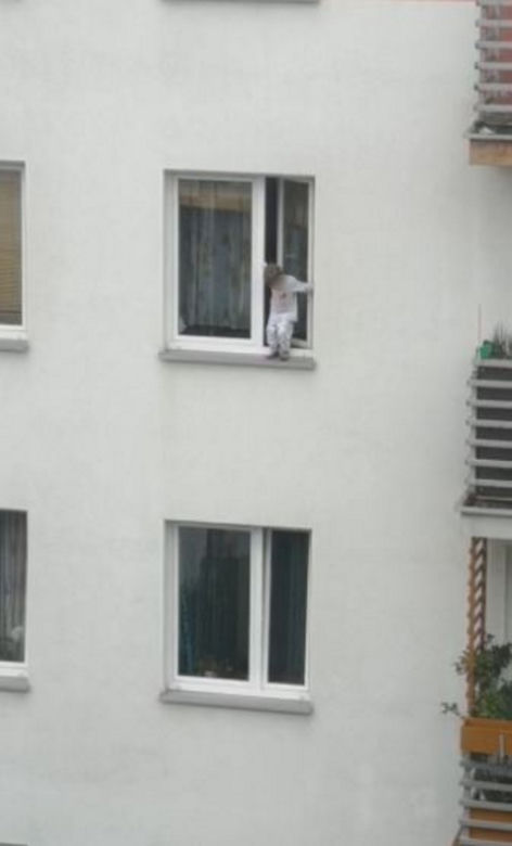 3-latek chodził po parapecie bloku w Kielcach! Szokujące nagranie z Kielc [ZDJĘCIA]