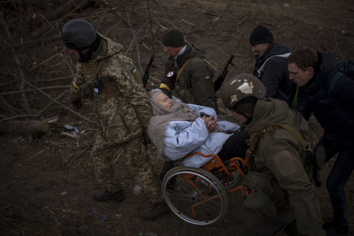 Już prawie 2 MILIONY obywateli Ukrainy uciekły przed wojną. Rosja celowo wywołuje katastrofę humanitarną
