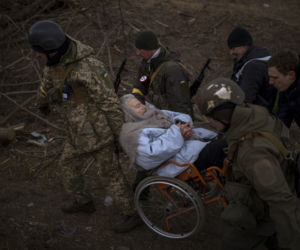 Już prawie 2 MILIONY obywateli Ukrainy uciekły przed wojną. Rosja celowo wywołuje katastrofę humanitarną