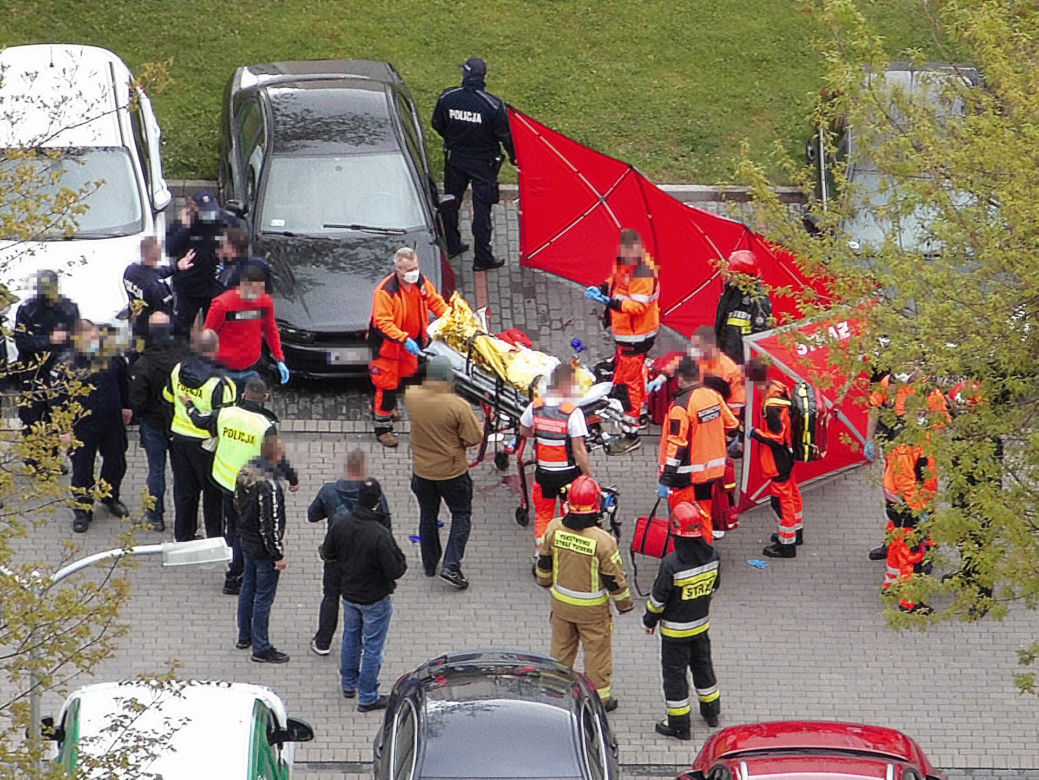 Zakrwawiony mężczyzna napadł na policjantów 