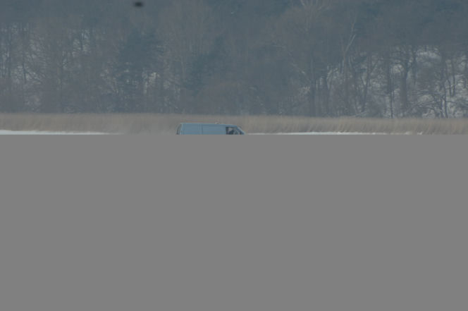 Z małymi dziećmi jeżdżą po zamarzniętym Zalewie Szczecińskim
