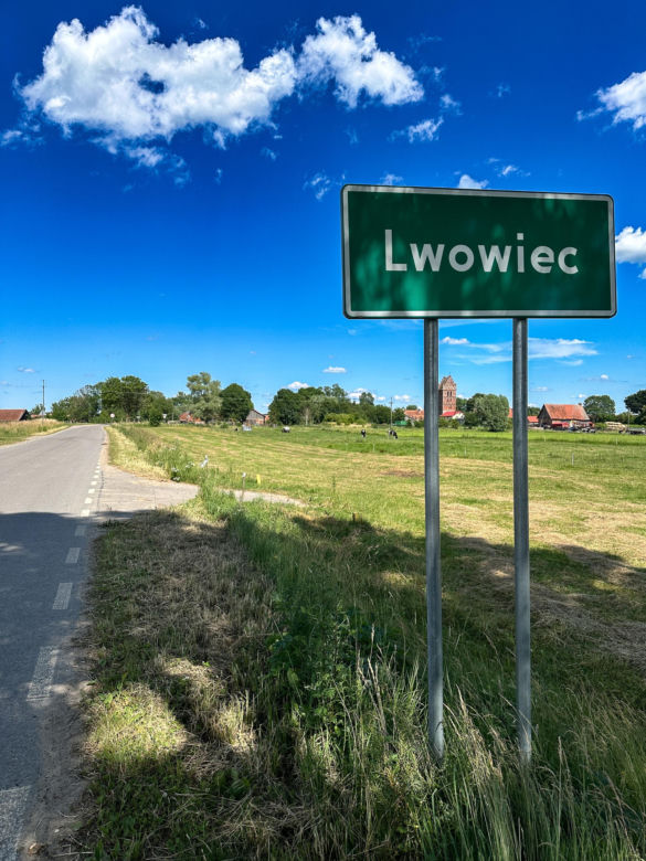 Bociania wieś znów tętni życiem. Żarłoczne orły w odwrocie