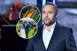 Łukasz Nowicki z żoną na Komunii Świętej w rodzinie. Był nawet dmuchaniec z gigantyczną zjeżdżalnią 