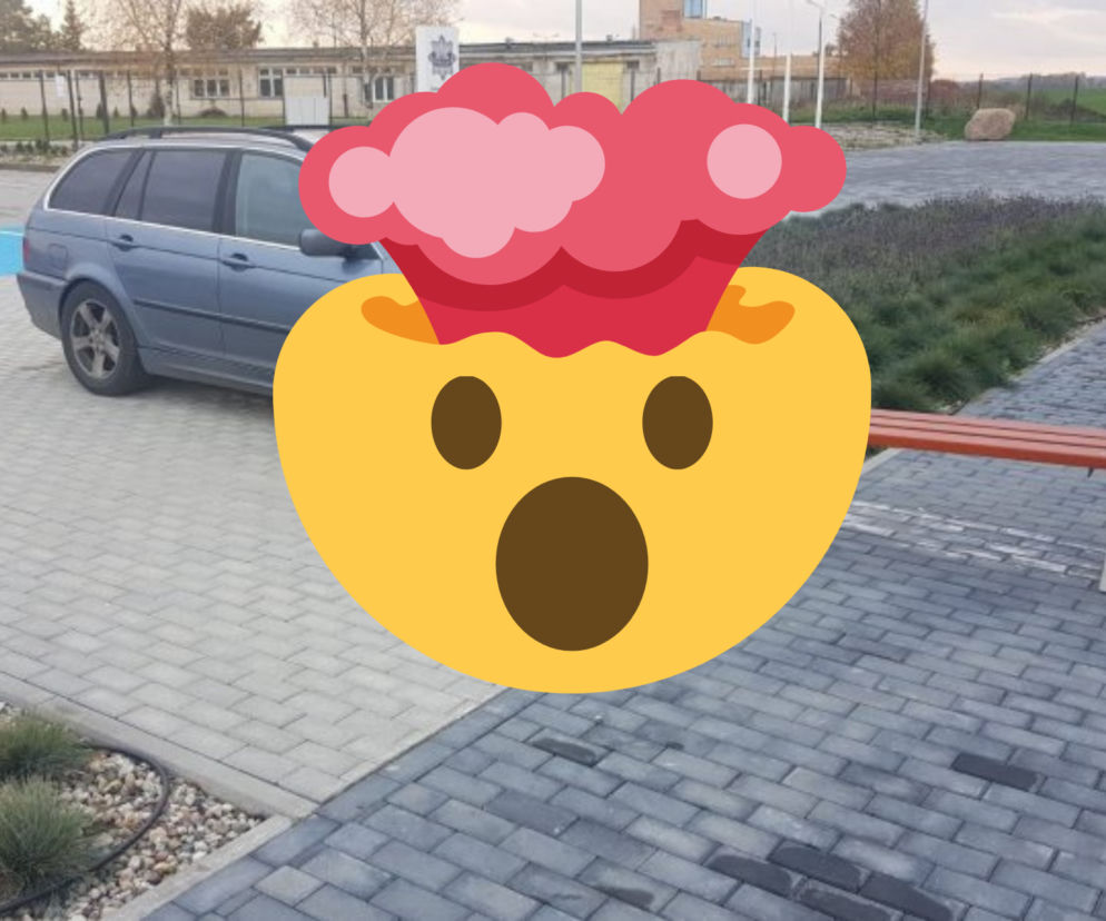 Bartoszyce: Pijany pasażer uruchomił BMW, które wjechało w ławkę przed komendą policji