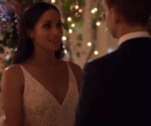 Meghan Markle jako panna młoda w serialu W garniturach