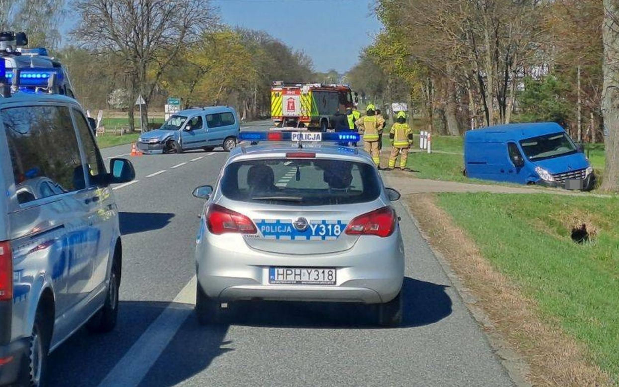 Osobówka zepchnęła busa do rowu