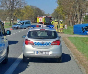 Osobówka zepchnęła busa do rowu