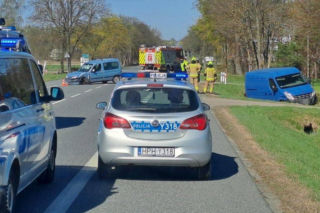 Osobówka zepchnęła busa do rowu