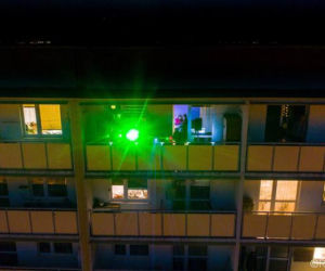 Balkonowe party w czasie epidemii. Oni wiedzą, jak się bawić!