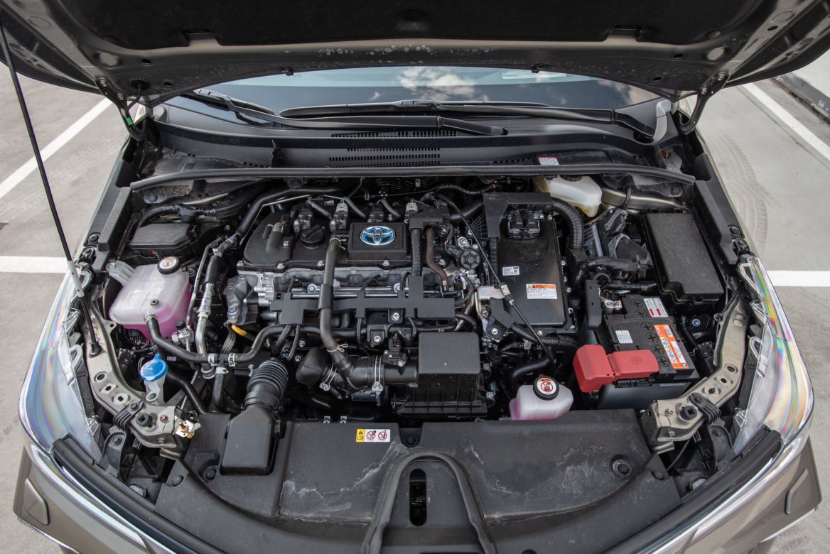 Toyota Corolla Sedan 1.8 Hybrid 122 KM e-CVT vs Hyundai Elantra Style 1.6 MPI 6MT