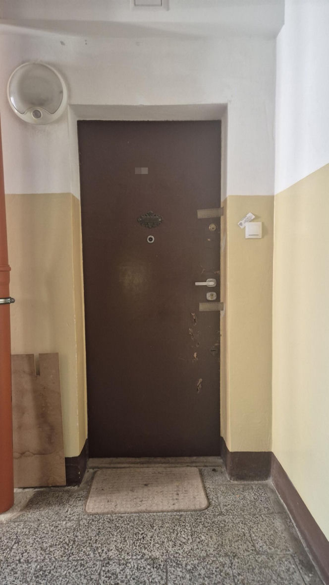 Roman mieszkał z rozkładającym się ciałem brata. Kiedy pojawiły się służby, skoczył z okna i zginął