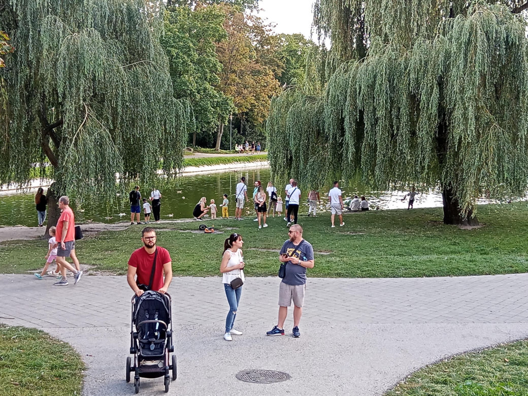Ostatnia niedziela lata 2023 w Kielcach. Tłumy w centrum miasta