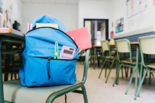 „Dzwonek jest dla nauczyciela!” Czy pedagog może zatrzymać ucznia na przerwie i kiedy narusza jego prawa?