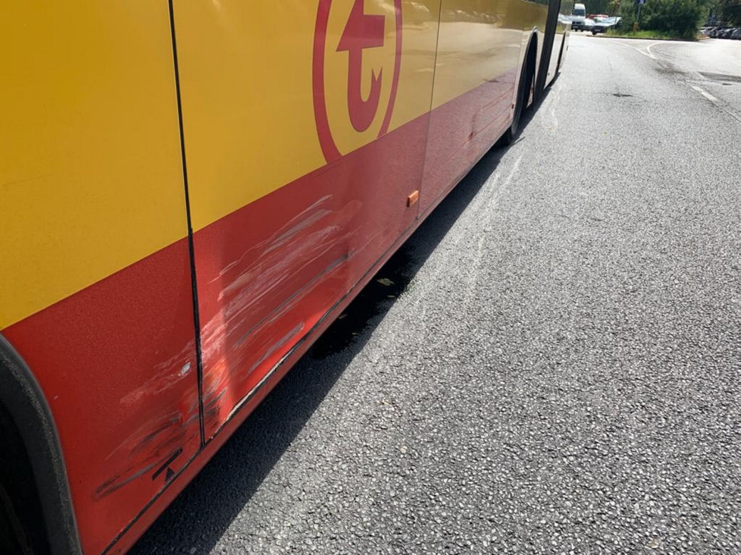 Uderzył w miejski autobus i uciekł. W trakcie pościgu zderzył się z kolejnym autobusem 