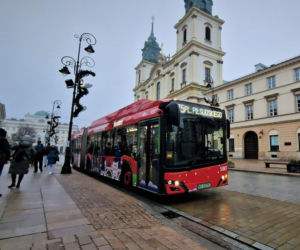 Świąteczne metro, autobus i tramwaj 2025 na ulicach Warszawy. Na jakich liniach można je spotkać?