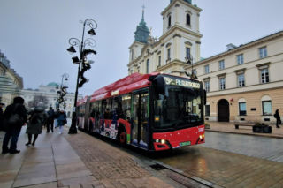 Świąteczne metro, autobus i tramwaj 2025 na ulicach Warszawy. Na jakich liniach można je spotkać?