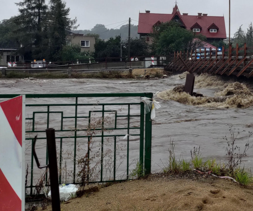 Dramat w Głuchołazach. Woda znów zalewa ulice i piwnice, mieszkańcy w strachu