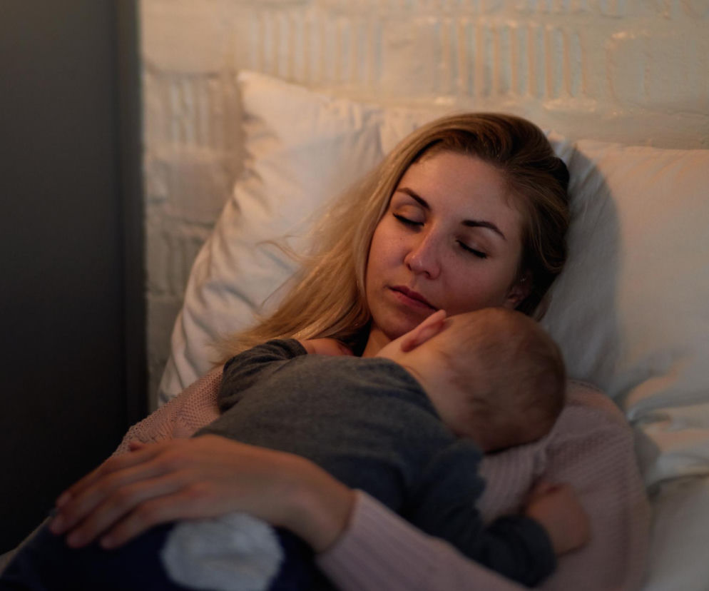 Dlaczego młodzi rodzice śpią gorzej niż myślą? Winne nie tylko dziecko