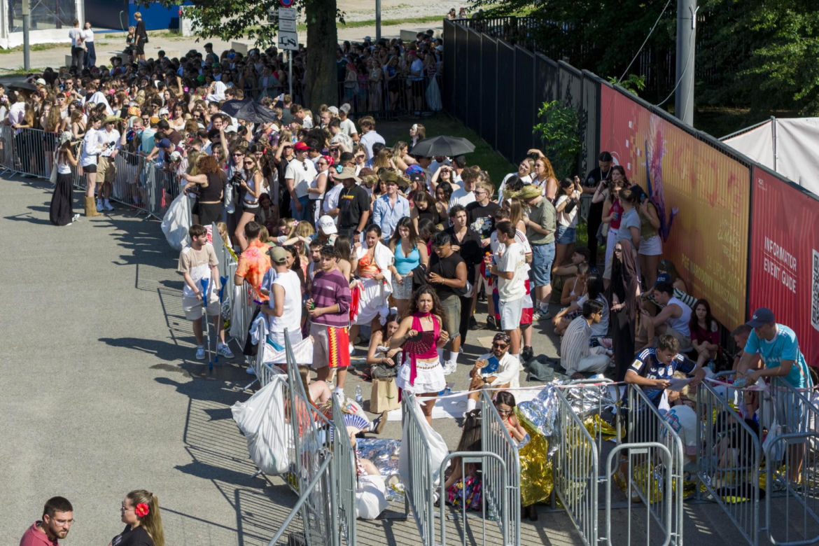 Tłumy w Warszawie! Czekają na koncert Bad Bunny'ego
