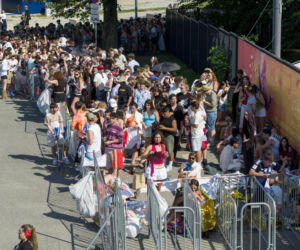 Tłumy w Warszawie! Czekają na koncert Bad Bunny'ego