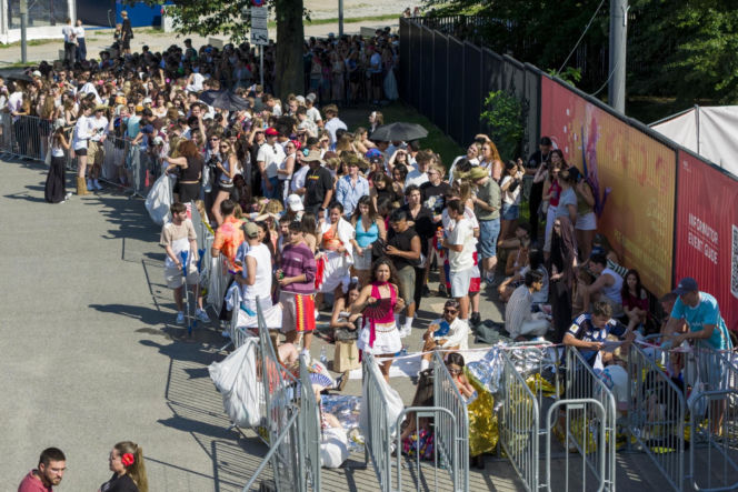 Tłumy w Warszawie! Czekają na koncert Bad Bunny'ego