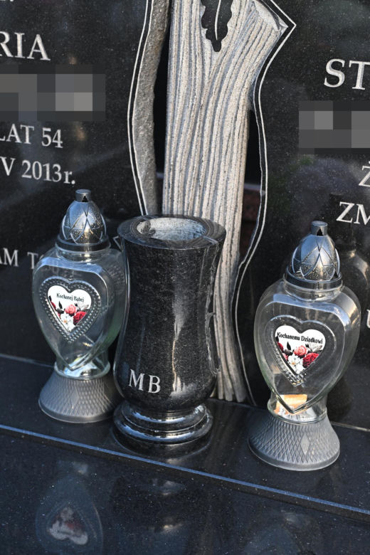 Serce z czerwonych róż na grobie pana Stasia z Ząbek. Mieszkańcy pamiętają o sklepikarzu