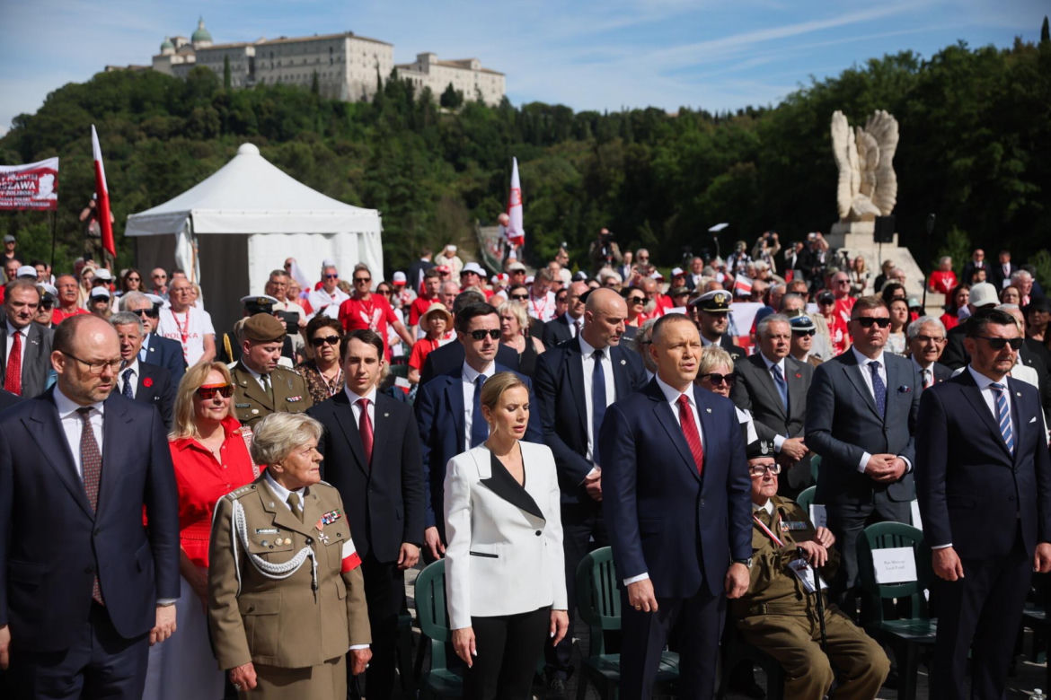 Prezydent RP Karol Nawrocki i pierwsza dama Marta Nawrocka podczas polowej mszy świętej na Polskim Cmentarzu Wojennym pod Monte Cassino