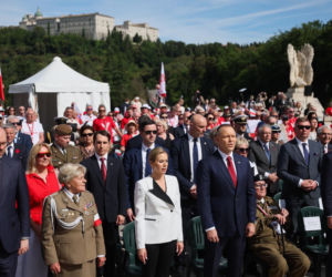 Prezydent RP Karol Nawrocki i pierwsza dama Marta Nawrocka podczas polowej mszy świętej na Polskim Cmentarzu Wojennym pod Monte Cassino