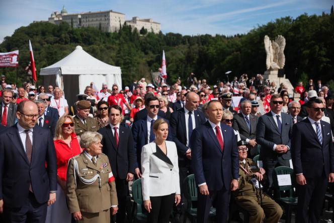 Prezydent RP Karol Nawrocki i pierwsza dama Marta Nawrocka podczas polowej mszy świętej na Polskim Cmentarzu Wojennym pod Monte Cassino