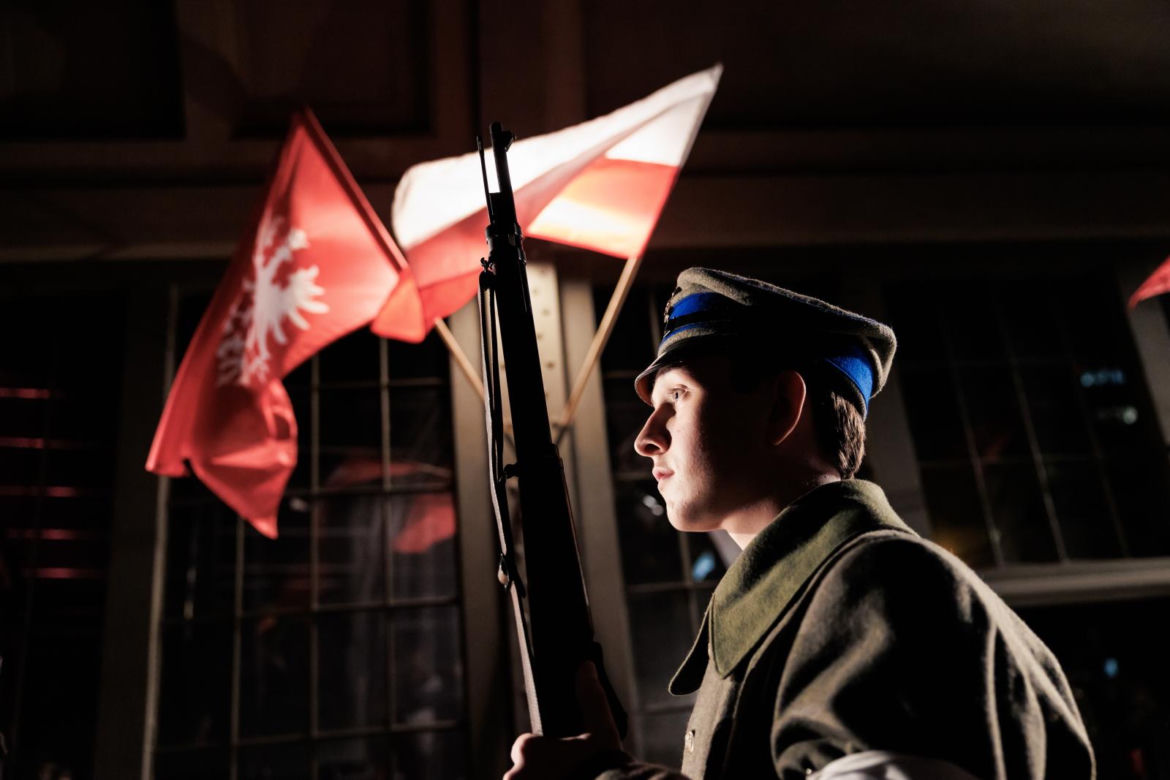 Paderewski przybył do Poznania; tłum mieszkańców na inscenizacji przyjazdu kompozytora do stolicy Wielkopolski