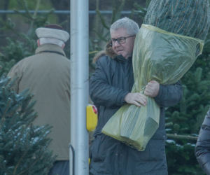 Europoseł PiS Ryszard Czarnecki kupił choinkę w Warszawie