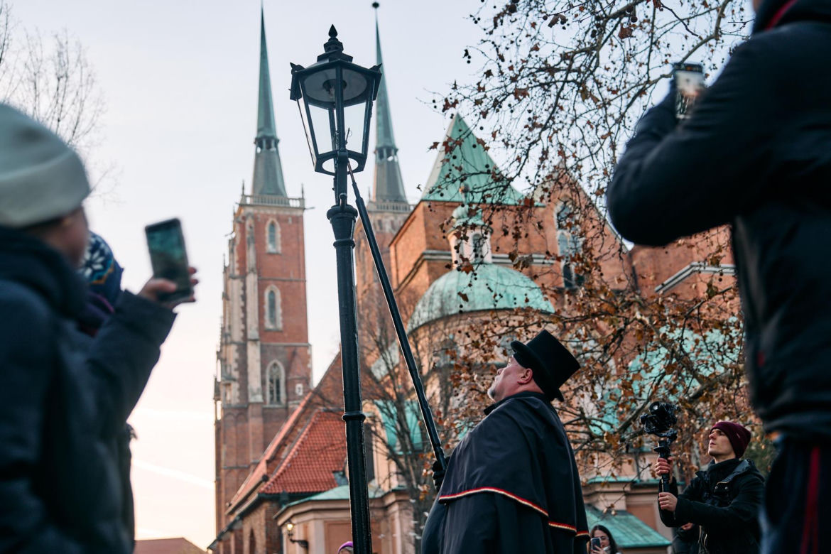 Wrocławski latarnik zapala 99 lamp gazowych