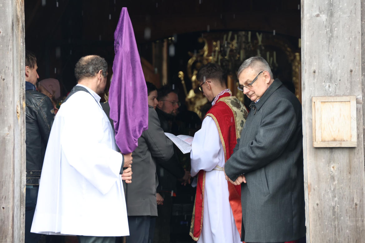 Niedziela Palmowa w lubelskim skansenie. Wokół kościoła z Matczyna przeszła procesja